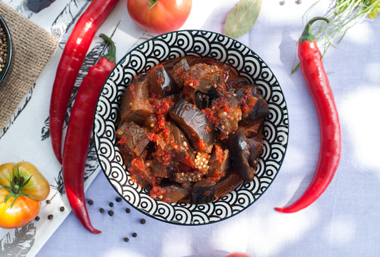 Советуем приготовить Тещин язык из баклажанов на зиму с помидорами — простой рецепт